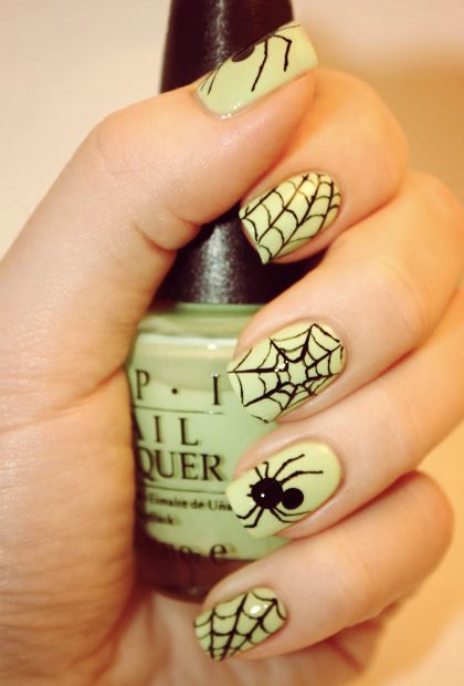 20+ Cool Halloween Look for Short Nails; super cool ghosts nails; glitter pumpkin nails; matte designs; black cats nail; scary spiders nails; zombie nails.