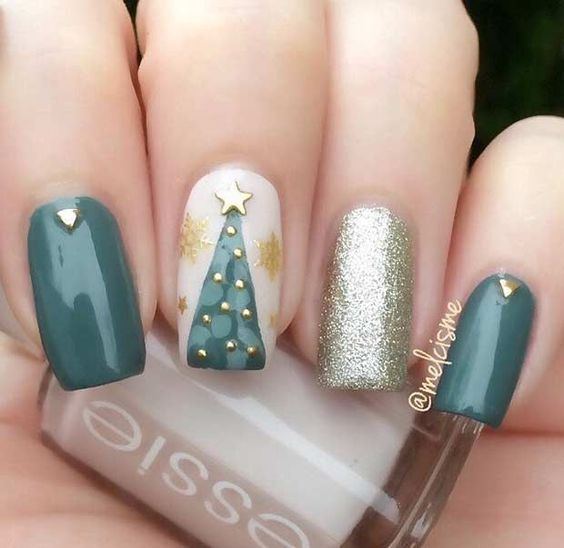 50+ Easy and Eye-catching Christmas Nail Designs; red nails; Christmas short nails; Christmas coffin nails; Christmas acrylic nails; Christmas almond nails.