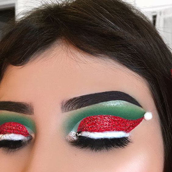 31 Stunning Christmas Makeup Looks You’ll Love; Christmas makeup ideas; Christmas makeup looks; Christmas Eye makeup; Glitter Christmas makeup ideas.