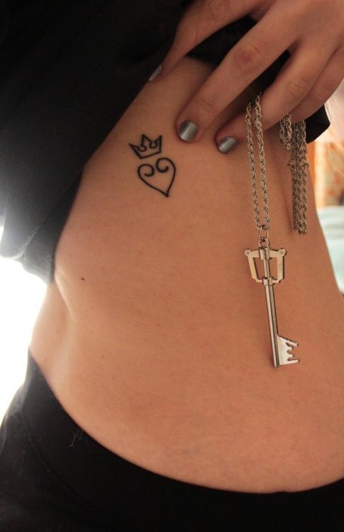 36 Beautiful Minimalist and Tiny Tattoos for Every Girl; colorful tattoos; thick tattoos; small shoulder tattoos; flower tattoos; unique tattoos; simple tattoos; meaningful tattoos; tattoos for women.
