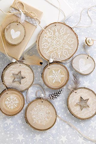 Holiday decorations & crafts; driftwood Christmas trees; xmas crafts for kids; Simple Christmas craft; DIY Christmas tree ideas.
